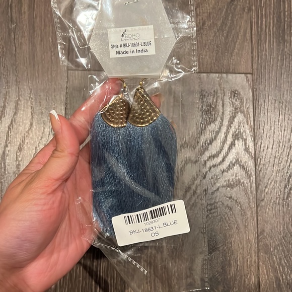 Lace dress AND earrings - Picture 6 of 6